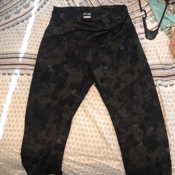 Old Navy Active Camo Capri Leggings 